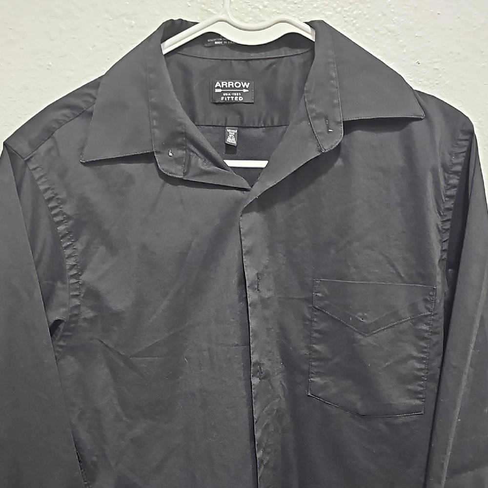 Arrow Black Dress Shirt with Collared Neckline and Smooth Fabric